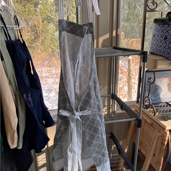 Amazon Gray Patterned Apron - Picture 2 of 2